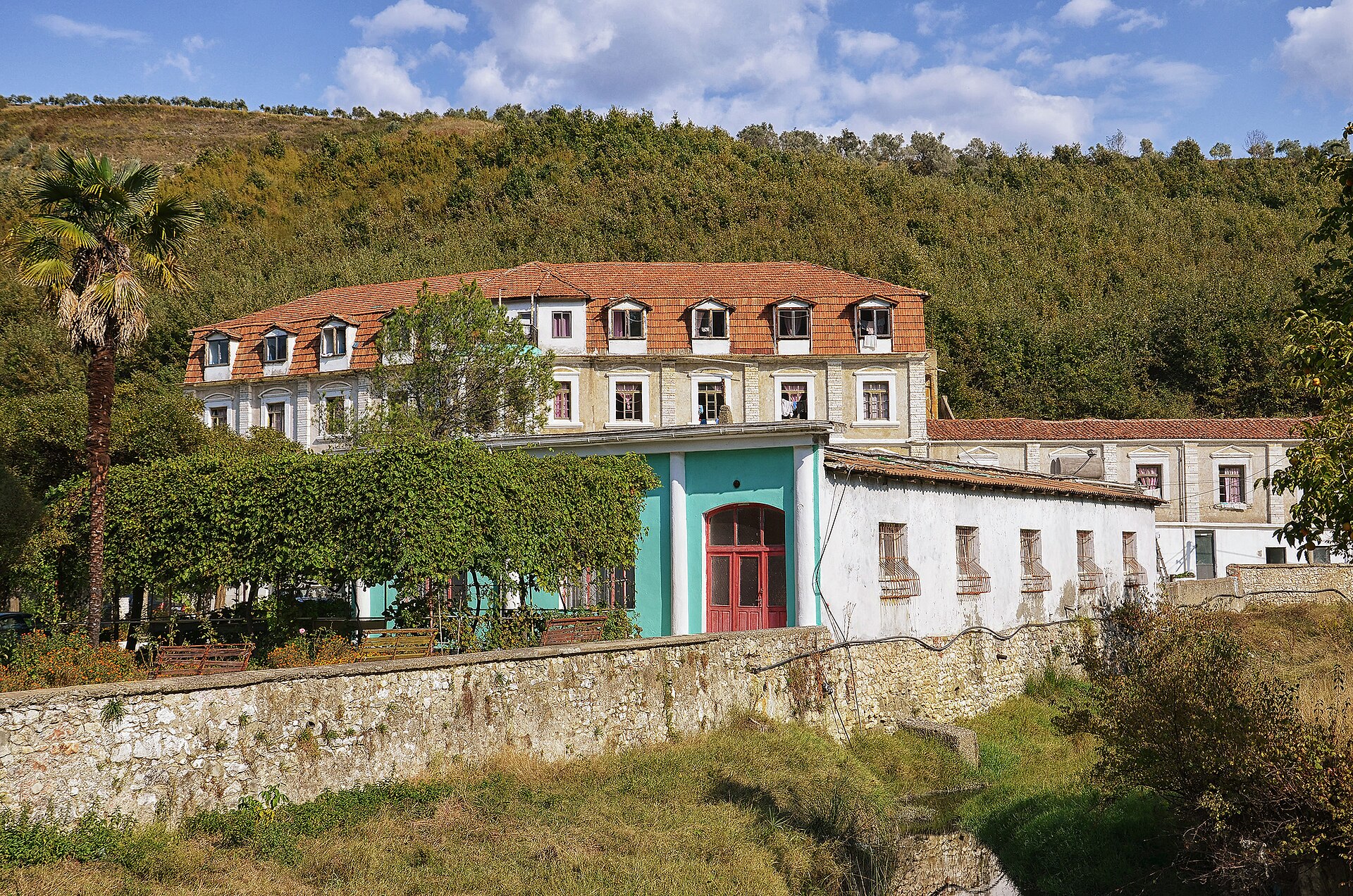Llixhat E Elbasanit, Albania